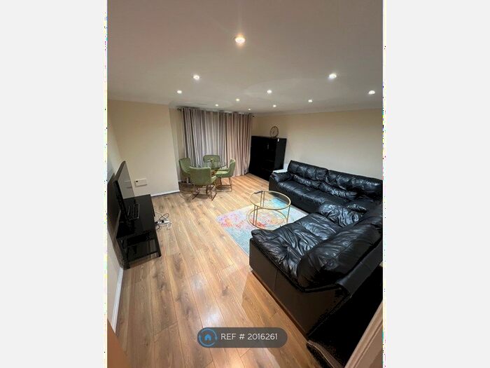 2 Bedroom Flat To Rent In Maddison Court, London, NW4