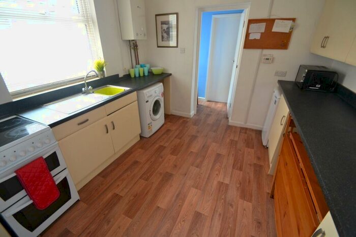 2 Bedroom Flat To Rent In Lenton Boulevard, Lenton, Nottingham, NG7