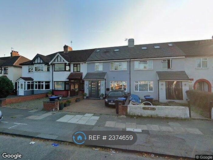 Studio To Rent In Hedge Lane, London, N13