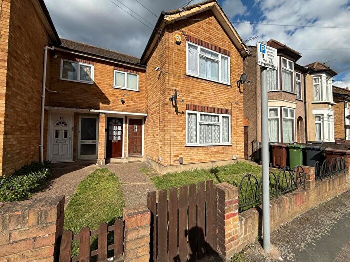 2 Bedroom Maisonette To Rent In B Sparsholt Road, IG11