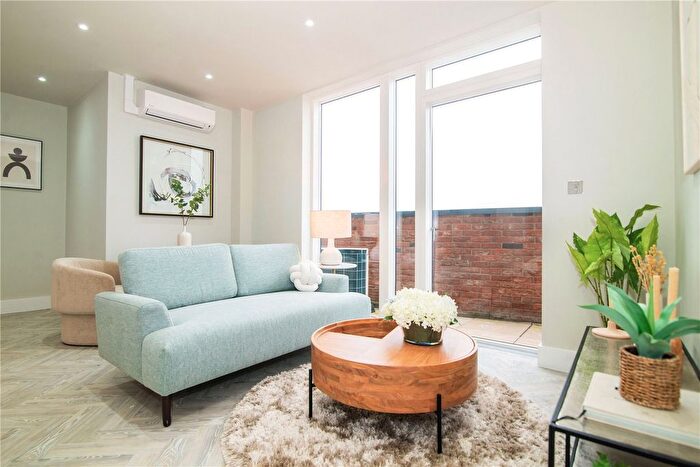 1 Bedroom Flat For Sale In Sandycombe Road, Richmond, TW9