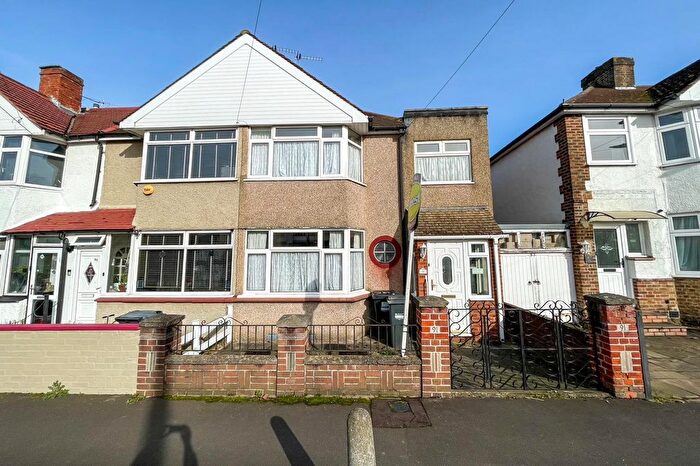 3 Bedroom End Terrace House For Sale In Saxon Avenue, Hanworth, Middlesex, TW13