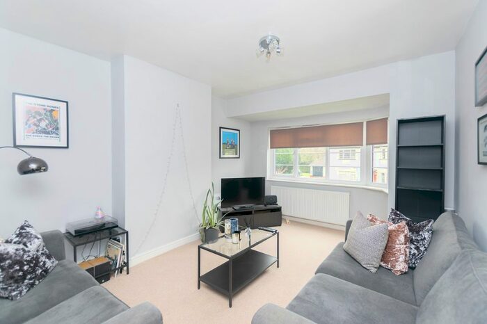 3 Bedroom Flat To Rent In Sandringham Drive, Leeds, LS17