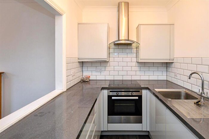 2 Bedroom Flat To Rent In The Avenue, Upperton, BN21