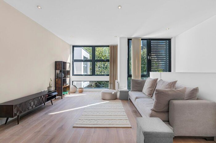 2 Bedroom Terraced House To Rent In Ingle Mews, London, EC1R