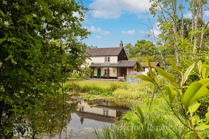 4 Bedroom Detached House For Sale In Hidden Cottage Nestled In Enchanting, Mature Gardens On Beccles Road, Gorleston, NR31