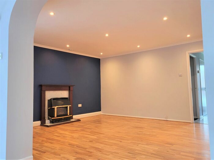 3 Bedroom Semi-Detached House To Rent In King Georges Av, Watford, WD18