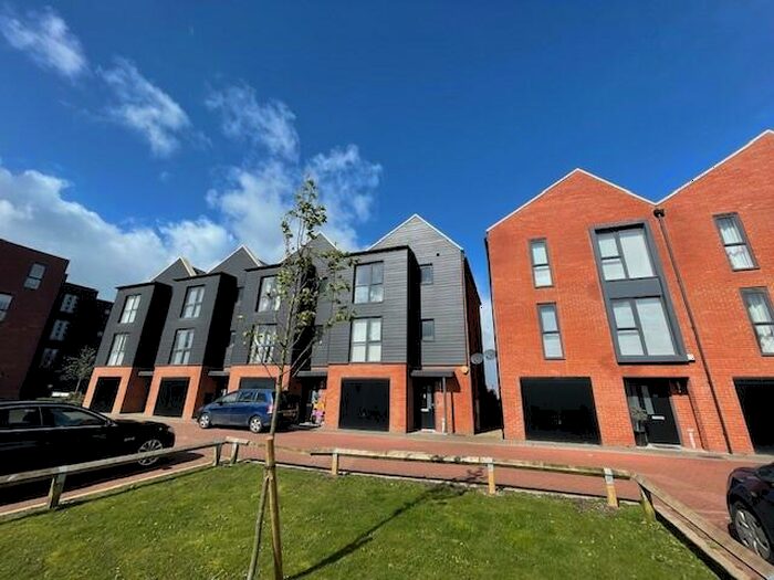 4 Bedroom Town House To Rent In Kingsway Boulevard, Derby, DE22