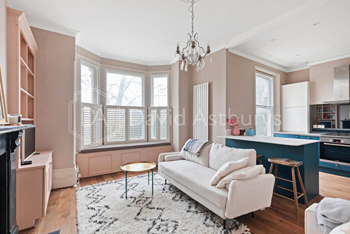 2 Bedroom Apartment For Sale In Middle Lane, Crouch End, N8