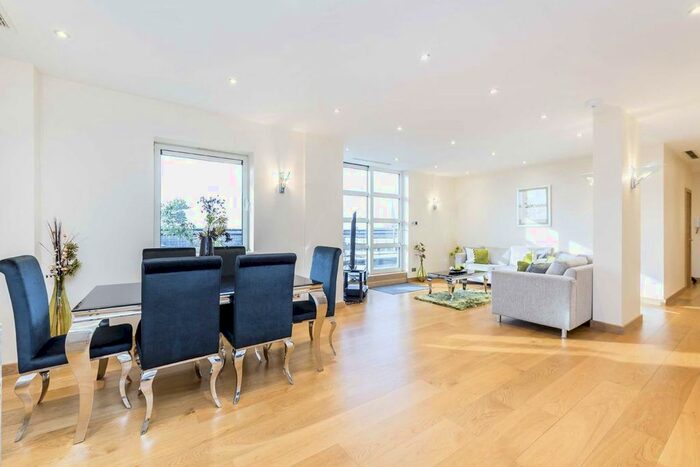 3 Bedroom Flat To Rent In Buckingham Palace Road, London, SW1W