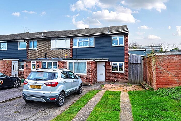 3 Bedroom End Terrace House For Sale In Kingsway, Blackwater, Camberley, GU17