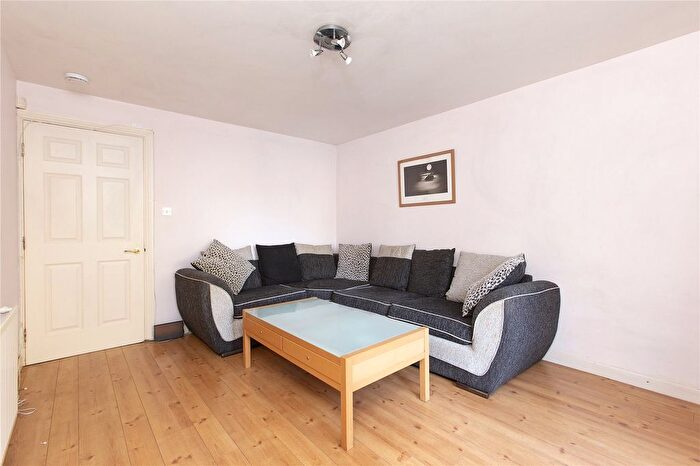 2 Bedroom Flat To Rent In Dryden Gait, Edinburgh, EH7