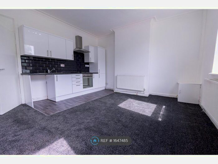 3 Bedroom Flat To Rent In Roundhay Road, Leeds, LS8