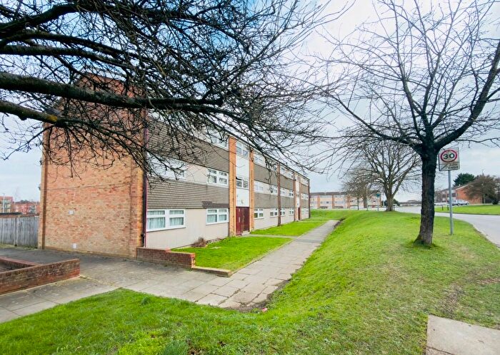 2 Bedroom Flat To Rent In Sylam Close, Luton, LU3