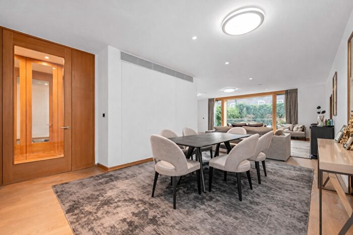 3 Bedroom Flat For Sale In Vicarage Gate House, Kensington, London, W8