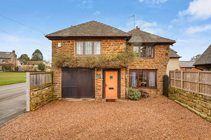 4 Bedroom Detached House For Sale In Byfield, Northamptonshire, NN11