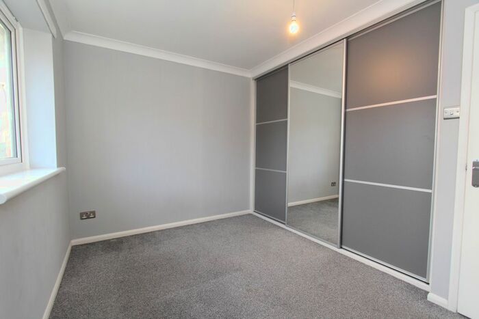 2 Bedroom Flat To Rent In Snape Hill Crescent, Dronfield, S18