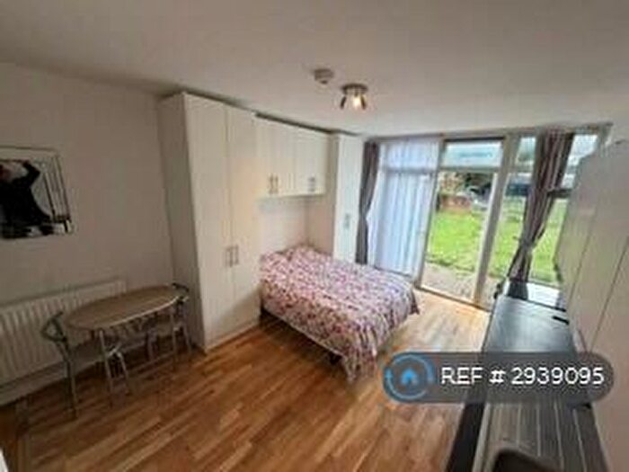 Studio To Rent In Green Lanes, London, N13