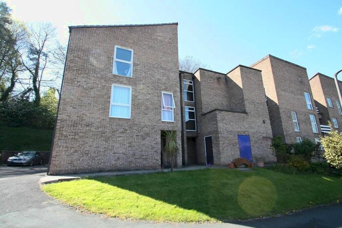 2 Bedroom Flat To Rent In Frizley Gardens, Bradford, BD9
