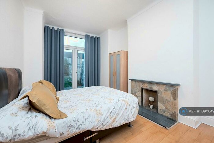 2 Bedroom Flat To Rent In Lynford Gardens, Ilford, IG3