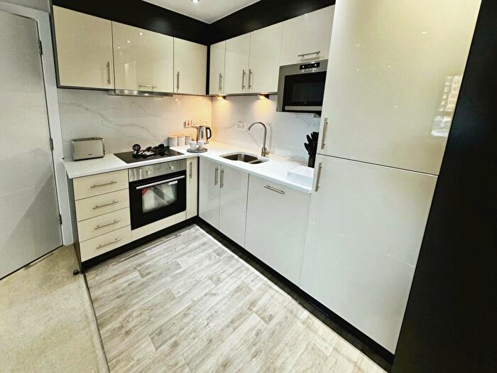 1 Bedroom Flat To Rent In Crown Point Road, Hunslet, Leeds, West Yorkshire, LS10