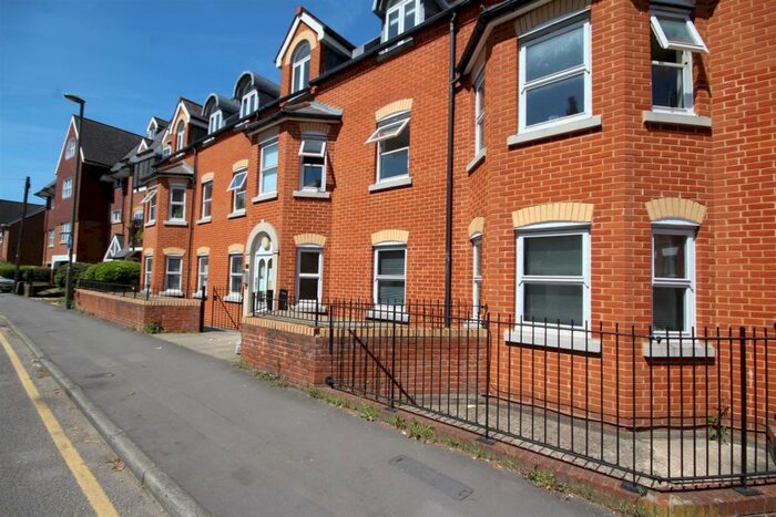 2 Bedroom Flat To Rent In Sydenham Road, Guildford, GU1
