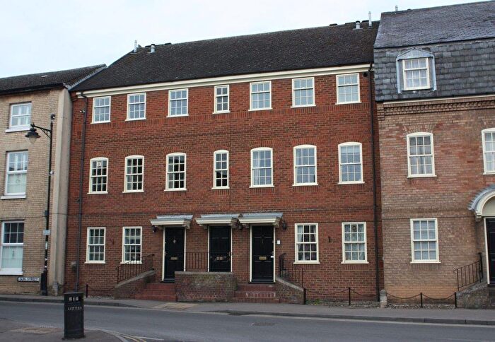 2 Bedroom Apartment To Rent In Market Square Potton Bedfordshire, SG19