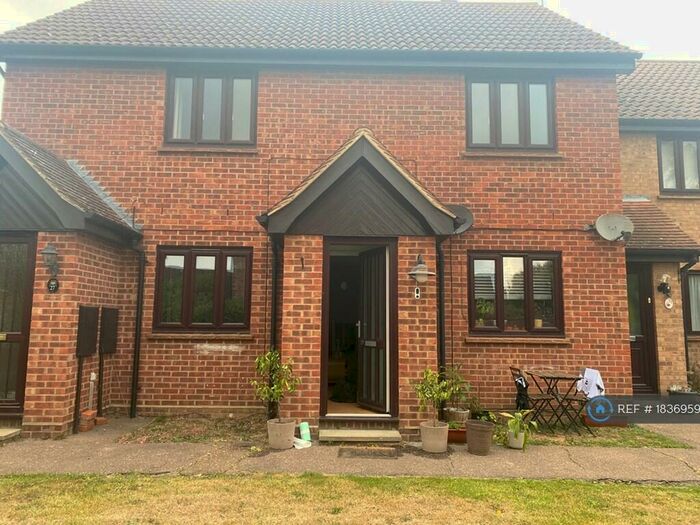 2 Bedroom Maisonette To Rent In Gilson Close, Chelmsford, CM2