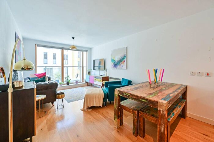 2 Bedroom Flat For Sale In Crampton Street, Elephant And Castle, London, SE17