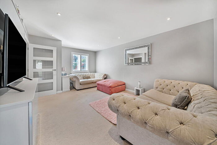 3 Bedroom Semi Detached House For Sale In Jubilee Close, Hemel Hempstead, HP2