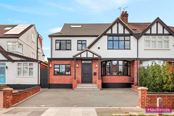 5 Bedroom Semi-Detached House For Sale In Cheyne Walk, London, N21