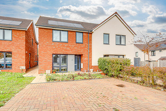 3 Bedroom Semi Detached House For Sale In Somerton Avenue, Westcliff-on-sea, SS0