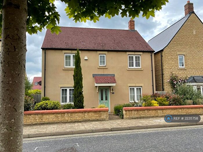 4 Bedroom Detached House To Rent In Whitelands Way, Bicester, OX26