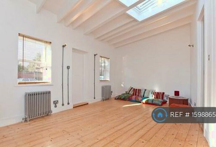 2 Bedroom Flat To Rent In Nightingale Lane, London, N8