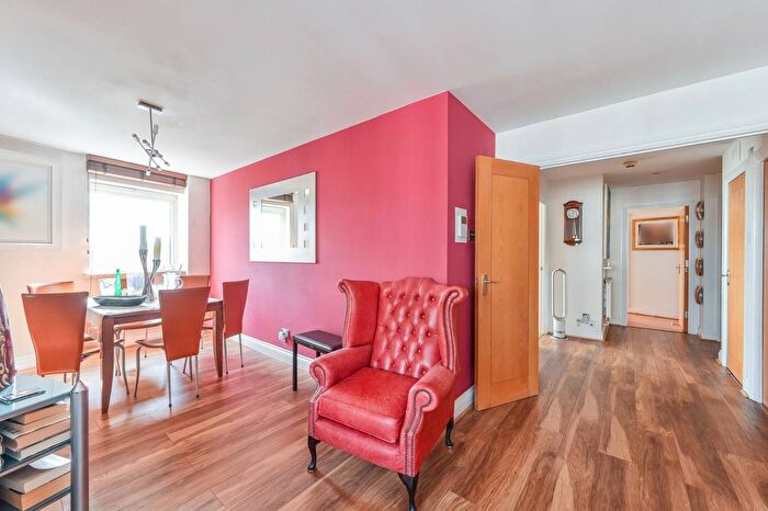 2 Bedroom Flat For Sale In Palgrave Gardens, Baker Street, London, NW1