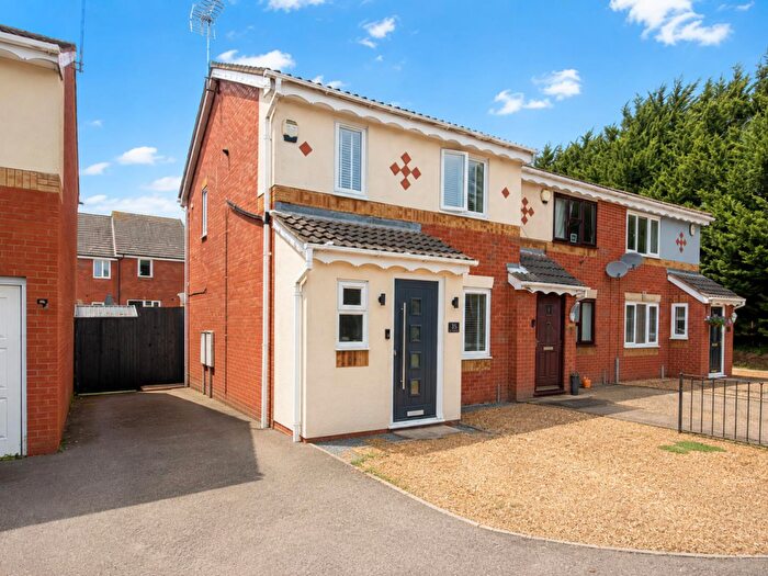 3 Bedroom End Of Terrace House For Sale In Curlbrook Close, Wootton Fields, Northampton, NN4