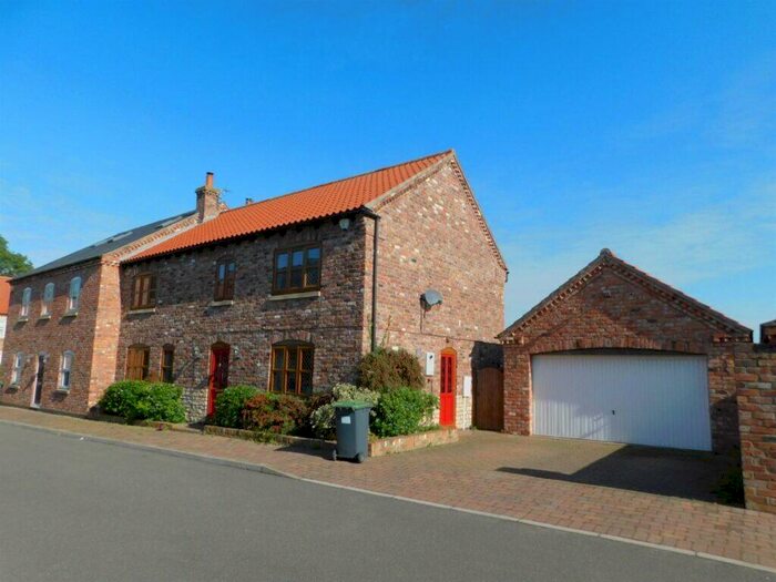 4 Bedroom Semi-Detached House To Rent In Wesley Way, North Scarle Lincolnshire, LN6
