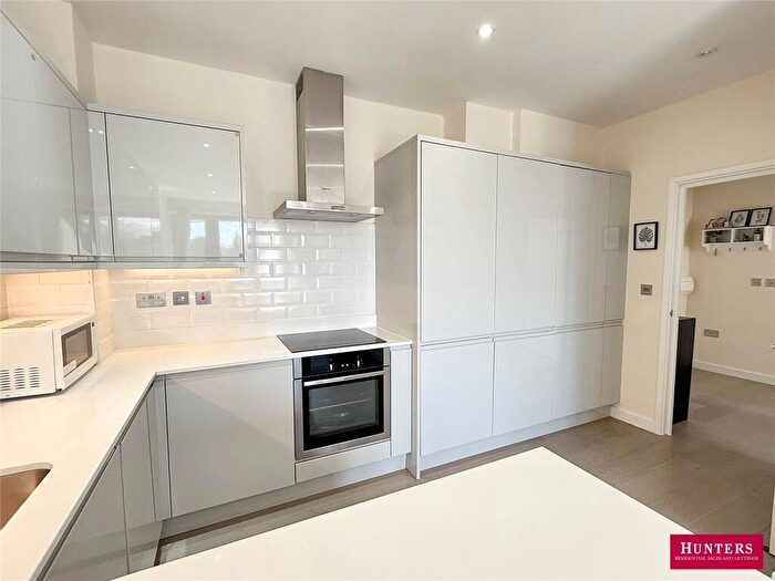 2 Bedroom Apartment For Sale In Station Road, Barnet, EN5