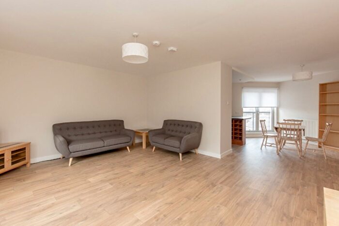3 Bedroom Flat To Rent In Willowbrae Road, Edinburgh, EH8