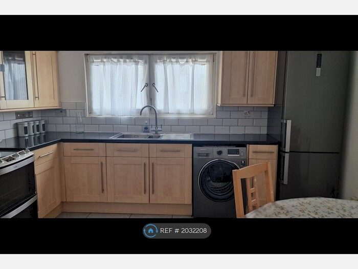 3 Bedroom Maisonette To Rent In Doughty Court, London, E1W