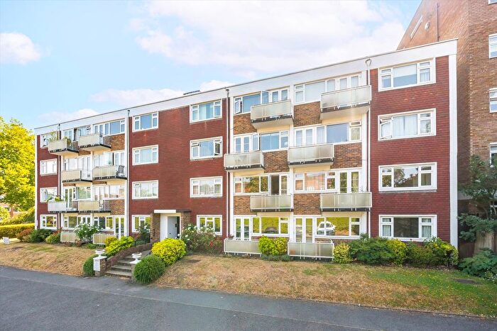 3 Bedroom Flat To Rent In Putney Hill, Putney, SW15