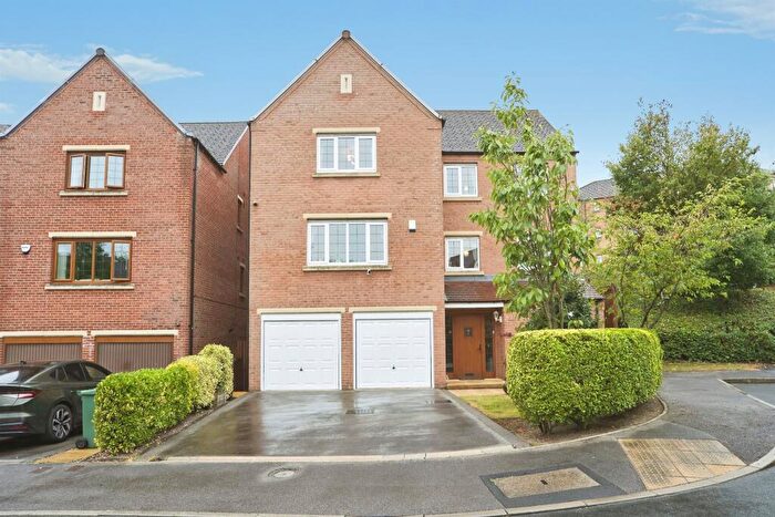 6 Bedroom Detached House For Sale In Post Hill View, Pudsey, LS28
