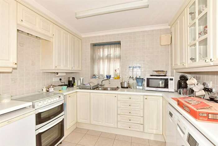 2 Bedroom Flat For Sale In London Road, River, Kent, CT17