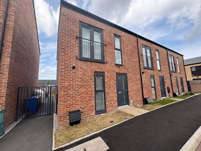 3 Bedroom Town House To Rent In Stan Mellor Close, Salford, M6