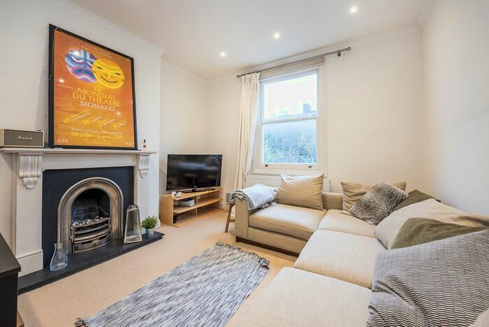 3 Bedroom Flat To Rent In Disraeli Road, London, SW15