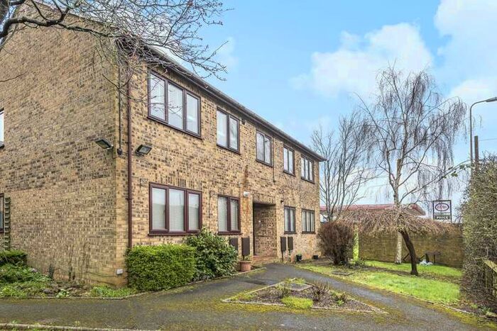 1 Bedroom Apartment To Rent In Dovetrees, Carterton, OX18