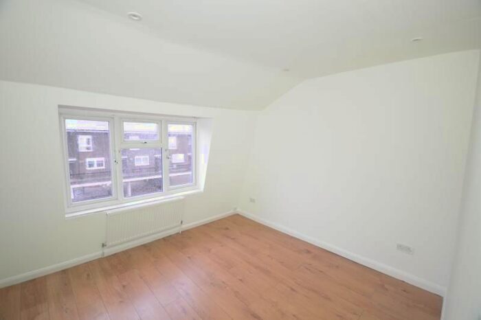 2 Bedroom Flat To Rent In Burrage Road, Plumstead, London, SE18