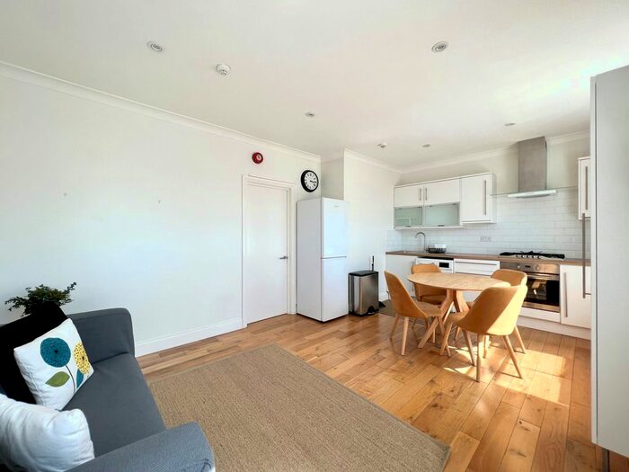 2 Bedroom Flat To Rent In Thorne Road, London, SW4