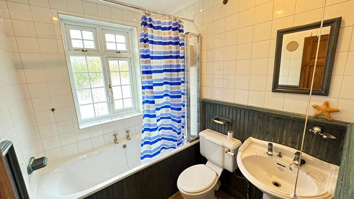 3 Bedroom Semi Detached House To Rent In Edmunds Road, Enfield, N9