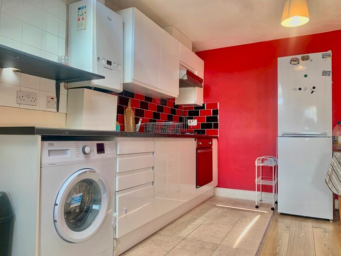 2 Bedroom Flat To Rent In Lucien Road, London, SW17